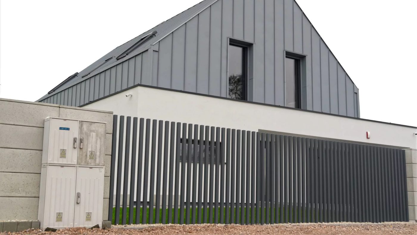 Plot so zvislými lamelami — realizácia GateBro